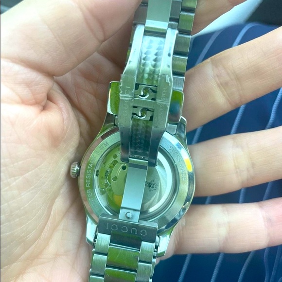 AUTHENTICATED GUCCI WATCH - Picture 5 of 8